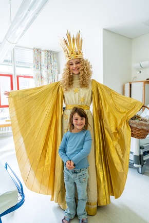 Pressemitteilung: Nürnberger Christkind bringt Weihnachtszauber in die Kinderklinik des Klinikums Nürnberg