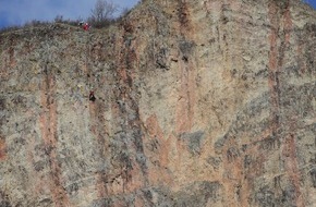 Polizeidirektion Bad Kreuznach: POL-PDKH: Basejumper bleibt in Felswand hängen