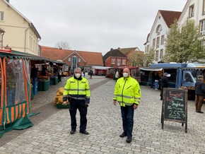 POL-WHV: Präventionsangebot auf Wochenmärkten im Landkreis und in Wilhelmshaven: VKP, Kreispräventionsrat und Polizei ziehen Fazit (mit Bildern)