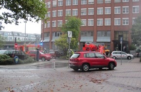 Feuerwehr Mülheim an der Ruhr: FW-MH: Stechender Geruch in sorgt für Räumung eines Bürogebäudes. #fwmh