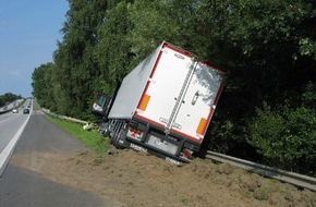 Polizeiinspektion Harburg: POL-WL: Verkehrsunfall mit Sattelzug führt zu Vollsperrung und erheblichen Verkehrsbehinderungen ++++ 2 Verkehrsunfälle mit verletzten Motorradfahrern