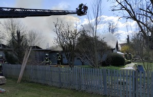 FW L&uuml;chow-Dannenberg: +++ Gro&szlig;einsatz der Feuerwehren in L&uuml;chow-Dannenberg +++ Wohnhaus aus Holz brennt am Gr&uuml;ndonnerstag vollst&auml;ndig aus +++