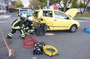 Feuerwehr Dortmund: FW-DO: Zwei Verletzte nach Verkehrsunfall auf der Bayrischen Straße