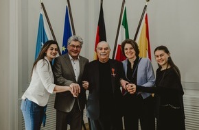 B&uuml;rgerrat Bildung und Lernen: Aus der Mitte der Gesellschaft / Auf Vorschlag des B&uuml;rgerrats Bildung und Lernen erh&auml;lt Carl Richard Montag (96) das Bundesverdienstkreuz