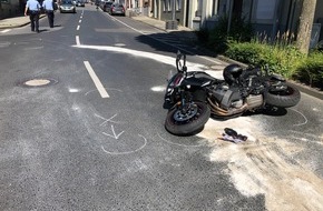 Polizei Aachen: POL-AC: Auto stößt mit Motorrad zusammen - Motorradfahrer schwer verletzt