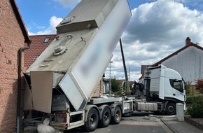 Polizeidirektion Kaiserslautern: POL-PDKL: Lkw kracht in Hauswand