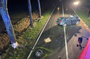 Polizeiinspektion Stade: POL-STD: 20-jähriger Autofahrer bei Unfall zwischen Grundoldendorf und Apensen lebensgefährlich verletzt
