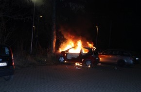 Kreispolizeibehörde Rhein-Kreis Neuss: POL-NE: Parkendes Auto gerät in Vollbrand - Kripo ermittelt zur Brandursache