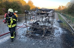Polizeipräsidium Osthessen: POL-OH: A5 - Wohnwagen brennt vollkommen aus - Fahrer rettet seinen PKW rechtzeitig vor den Flammen