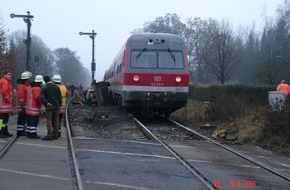 Polizeiinspektion Harburg: POL-WL: Radlader prallt auf Zug/ Fahrer tödlich verletzt