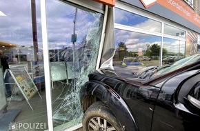 Polizeipräsidium Westpfalz: POL-PPWP: Auto kracht gegen Schaufenster
