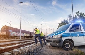 Bundespolizeiinspektion Kassel: BPOL-KS: Zug macht Schnellbremsung - Latten und Steine auf Gleise gelegt