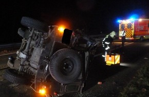 Feuerwehr Dinslaken: FW Dinslaken: PKW Brand im Gewerbegebiet und Unfall auf der BAB 3