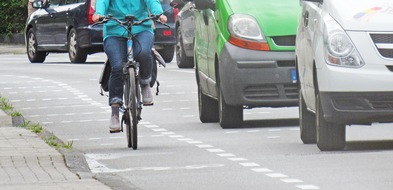 Polizei Mettmann: POL-ME: Fahrbahnmarkierungen aufgebracht: Polizei kontrolliert Überholabstand - Hilden - 2407068