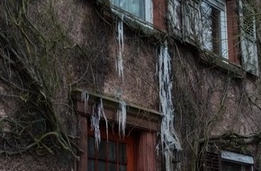 Polizeipräsidium Westpfalz: POL-PPWP: Wasserrohrbruch: Eiszapfen an der Hausfassade