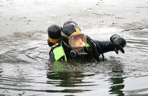 Feuerwehr Essen: FW-E: Person im Wasser