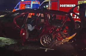 Feuerwehr Dortmund: FW-DO: 09.01.2018 Verkehrsunfall in Brackel
Feuerwehr befreit Person aus einem verunfallten PKW