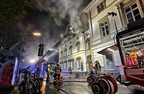 Feuerwehr Neuss: FW-NE: Dachstuhlbrand auf der Erftstraße | Keine Verletzten