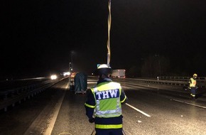 THW Landesverband Hamburg, Mecklenburg-Vorpommern, Schleswig-Holstein: THW-HH MV SH: Nach einem schweren Verkehrsunfall auf der Autobahn 1 bei Lübeck unterstützten Einsatzkräfte des Technischen Hilfswerkes (THW) am frühen Mittwochmorgen die ...