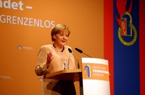 Deutscher Feuerwehrverband e. V. (DFV): "Feuerwehren leisteten großen Beitrag zur Einheit" /  Merkel lobt Einsatz / DFV-Präsident Kröger gegen Standardabsenkung