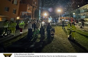 Feuerwehr München: FW-M: Terrassenbrand breitet sich aus (Harthof)