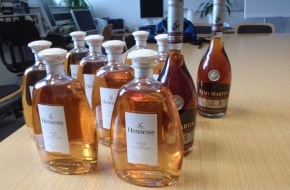 Polizei Düsseldorf: POL-D: Nach Festnahme in Stadtmitte - Polizei stellt zehn Flaschen Edel-Cognac sicher - Rechtmäßiger Eigentümer gesucht - Foto hängt als Datei an