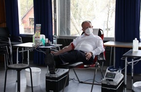 DRK-Blutspendedienst NSTOB: MP Stephan Weil spendet Blut