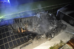 FW-KLE: Zweitmeldung: Brand eines kunststoffverarbeitenden Betriebs im Gewerbegebiet Bedburg-Hau