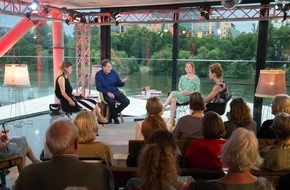 3sat: "Buchzeit" in 3sat / Talkrunde zu literarischen Neuerscheinungen mit Gert Scobel, Barbara Vinken, Katrin Schumacher und Sandra Kegel im Frankfurter Osthafen