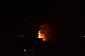 Feuerwehr Iserlohn: FW-MK: Hecke in Vollbrand