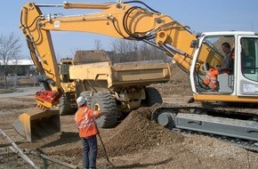 BG BAU Berufsgenossenschaft der Bauwirtschaft: Aktion "Sehen und gesehen werden": Zahlreiche Unfälle mit Baumaschinen sind vermeidbar (mit Bild)
