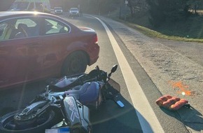 Polizei Rheinisch-Bergischer Kreis: POL-RBK: Overath - Motorradfahrer bei Zusammenstoß mit Pkw schwer verletzt