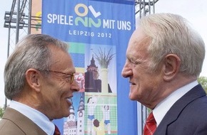 Fielmann Group AG: Bundespr&auml;sident Johannes Rau und der Unternehmer G&uuml;nther Fielmann pflanzen "Olympia-Baum" in Leipzig