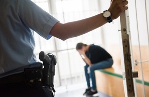 Bundespolizeidirektion München: Bundespolizeidirektion München: Vergangenes Drogenproblem holt Frau am Flughafen München ein - 18.000 Euro werden fällig