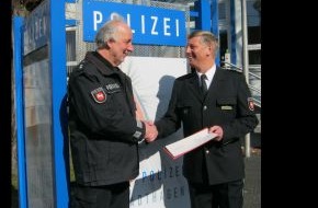 Polizeiinspektion Nienburg / Schaumburg: POL-STH: Kontaktbeamter Bernd Lichtblau feiert 40 - jähriges Jubiläum