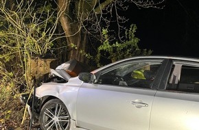 Polizei Minden-Lübbecke: POL-MI: Pkw prallt gegen Baum - vier Verletzte