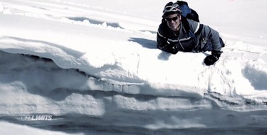 ProSieben MAXX: Gefangen in der Gletscherspalte: Abenteurer Harro Füllgrabe wird bei "Off Limits" zum Überlebenskünstler - ab 14. Februar 2016 auf ProSieben MAXX