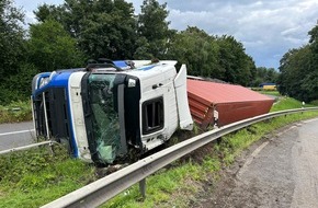 Feuerwehr Moers: FW Moers: LKW stürzt im Autobahnkreuz Moers auf Seite