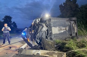 Freiwillige Feuerwehr Bad Salzuflen: FF Bad Salzuflen: VW Golf landet nach Unfall mit Straßenlaterne auf Seite / Lockhauser Straße in Bad Salzuflen für mehrere Stunden gesperrt