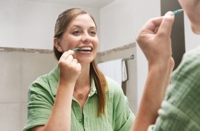 GUM Sunstar: Risikofaktor Zahnzwischenraum - mehr als nur Oberflächenpflege / Gesunde Zähne brauchen mehr als glänzende Oberflächen