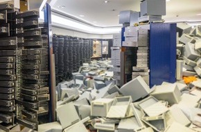 Polizei Gelsenkirchen: POL-GE: Polizei Gelsenkirchen zeigt nach Sparkassen-Einbruch Fotos vom Tatort