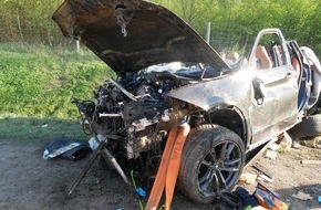 Polizeiinspektion Rotenburg: POL-ROW: Schwerer Verkehrsunfall auf der Autobahn 1. Unfallverursacher flüchtet.