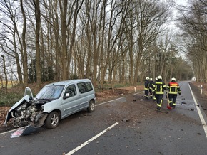 FW-AUR: Baum-Aufprall rei&szlig;t Motorblock aus PKW