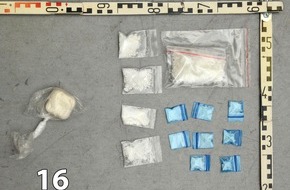 Polizei Düsseldorf: POL-D: Drogenfahnder ziehen Dealer aus dem Verkehr - Mehrere Kilogramm Drogen und einige Tausend Euro Bargeld sichergestellt -  Fotos des Drogenfundes hängen als Datei an