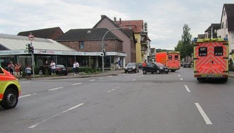 Polizeiinspektion Hameln-Pyrmont/Holzminden: POL-HOL: Verkehrsunfall mit drei Leichtverletzten / beide Fahrzeugführer wollen bei Grünlicht gefahren sein

Polizei sucht Fahrer eines größeren silbernen Audi