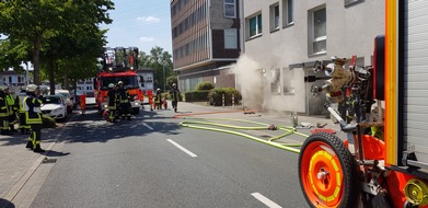 Feuerwehr Mülheim an der Ruhr: FW-MH: Feuer im Mehrfamilienhaus. Zwei verletzte Personen.