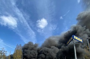 Feuerwehr Neuss: FW-NE: Massive Rauchentwicklung Holzbüttgener Weg | Feuer auf einem Schrottplatz