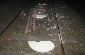 Bundespolizeiinspektion Kassel: BPOL-KS: Betonteile stoppen Züge - Hindernisse auf den Gleisen