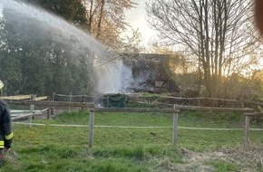 Feuerwehr Dortmund: FW-DO: Brennende H&uuml;tte in Dortmund / B&ouml;vinghausen