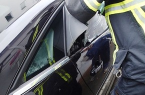 Feuerwehr Plettenberg: FW-PL: OT-Stadtmitte. Mutter setzt 2-jähriges Kind in PKW. Schlüssel fällt unbemerkt ins Auto. Türen verschließen sich.